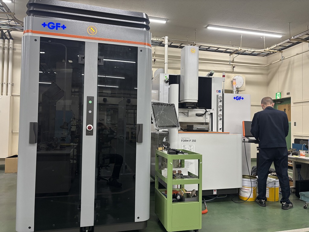 最新型工作機械とLED照明の工場内