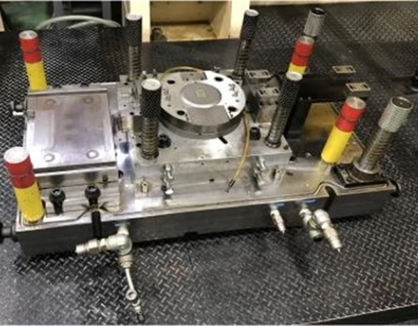 板厚6mmブランキングの新工法に対応した金型（全体写真）