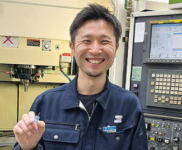 作業者がエンドミルを持つ様子